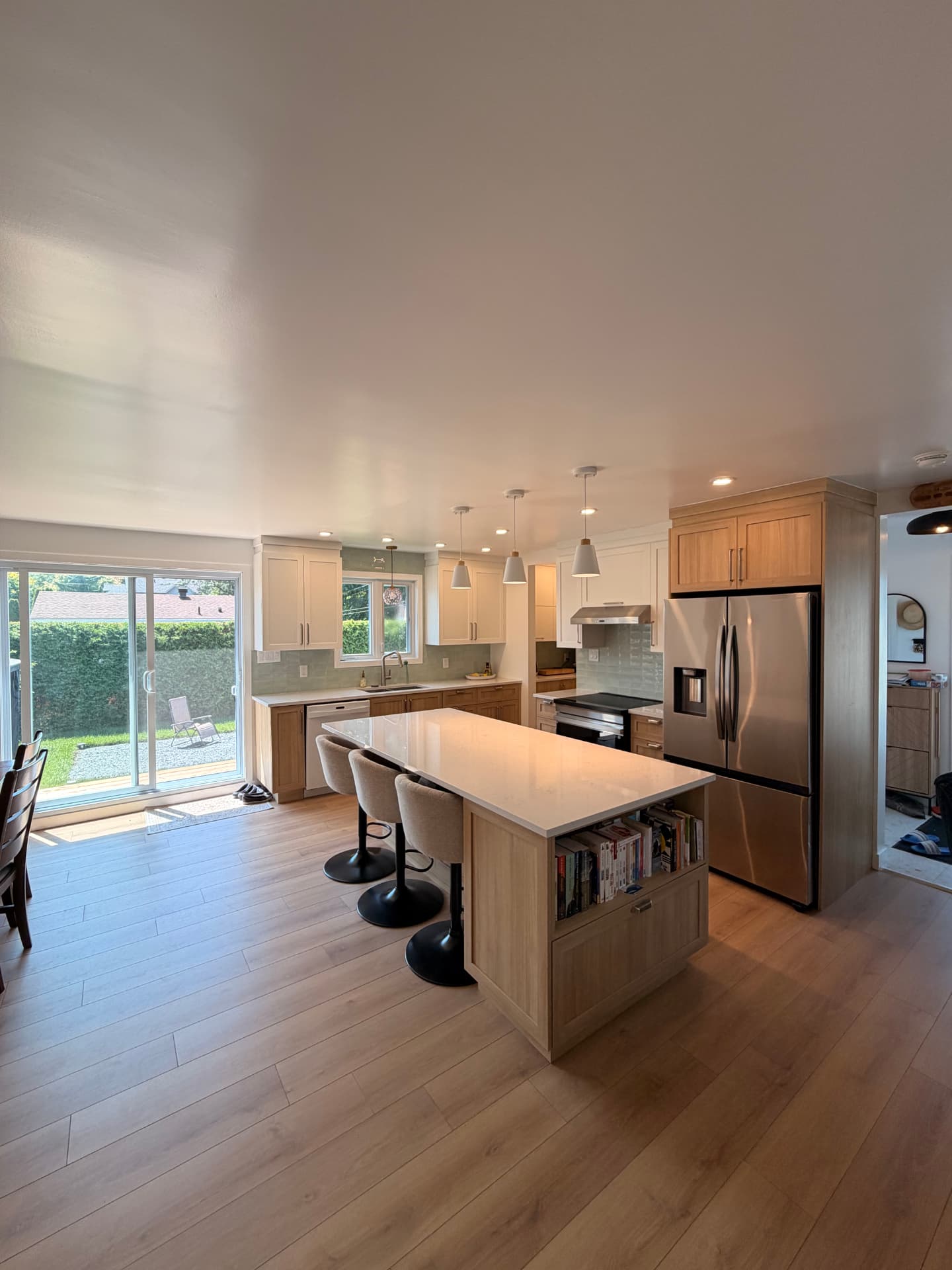 Cuisine et aire ouverte — réalisation de LAFARGE Construction et Rénovation Inc.